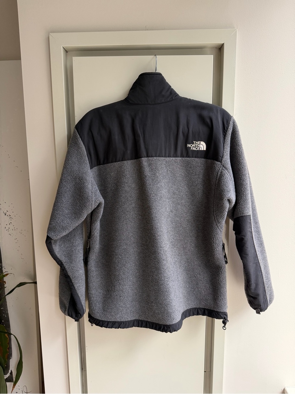 The North Face Denali Two-Tone Gray Fleece Jacket with Black Panels - Picture 2 of 3